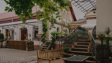 Innenhof mit Bänken, Treppen und viel Grün