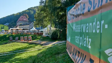 Außenbereich mit großem Banner und Gebäuden in der Nähe.