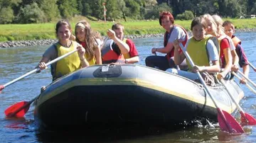 Paddelboot für Gruppen auf einem Fluss im Freien.