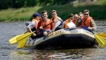Gruppenrafting auf einem Fluss, mit Schwimmwesten.