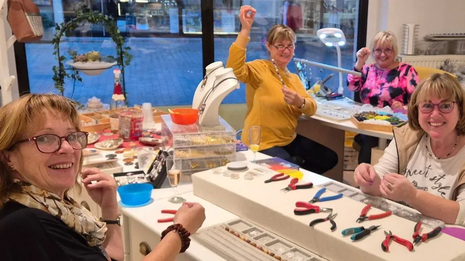 Glückliche Teilnehmerinnen bei der Schmuckherstellung