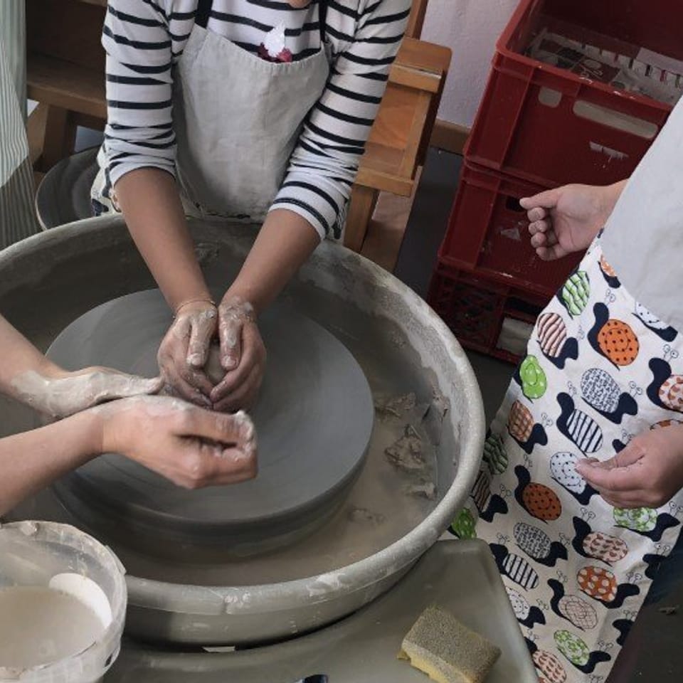 Töpferkurs an der Drehscheibe für Familien bei München