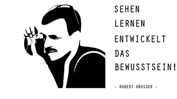 Silhouette eines Mannes mit Kamera und Text von Robert Häusser.