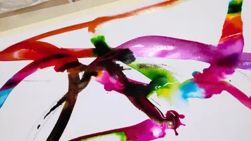 Abstraktes Aquarell mit kräftigen, lebendigen Strichen.