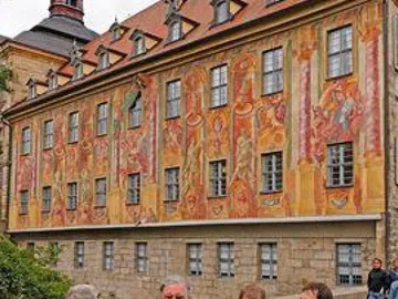 Bunt bemaltes Gebäude, Menschen stehen davor und betrachten.