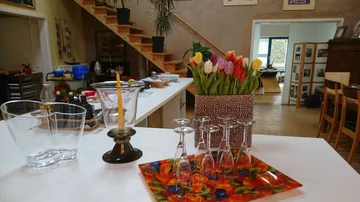 Küche mit Tulpen und Glaswaren auf der Arbeitsplatte.
