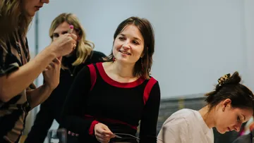 Gruppe von Frauen, die im Büro zusammenarbeiten.