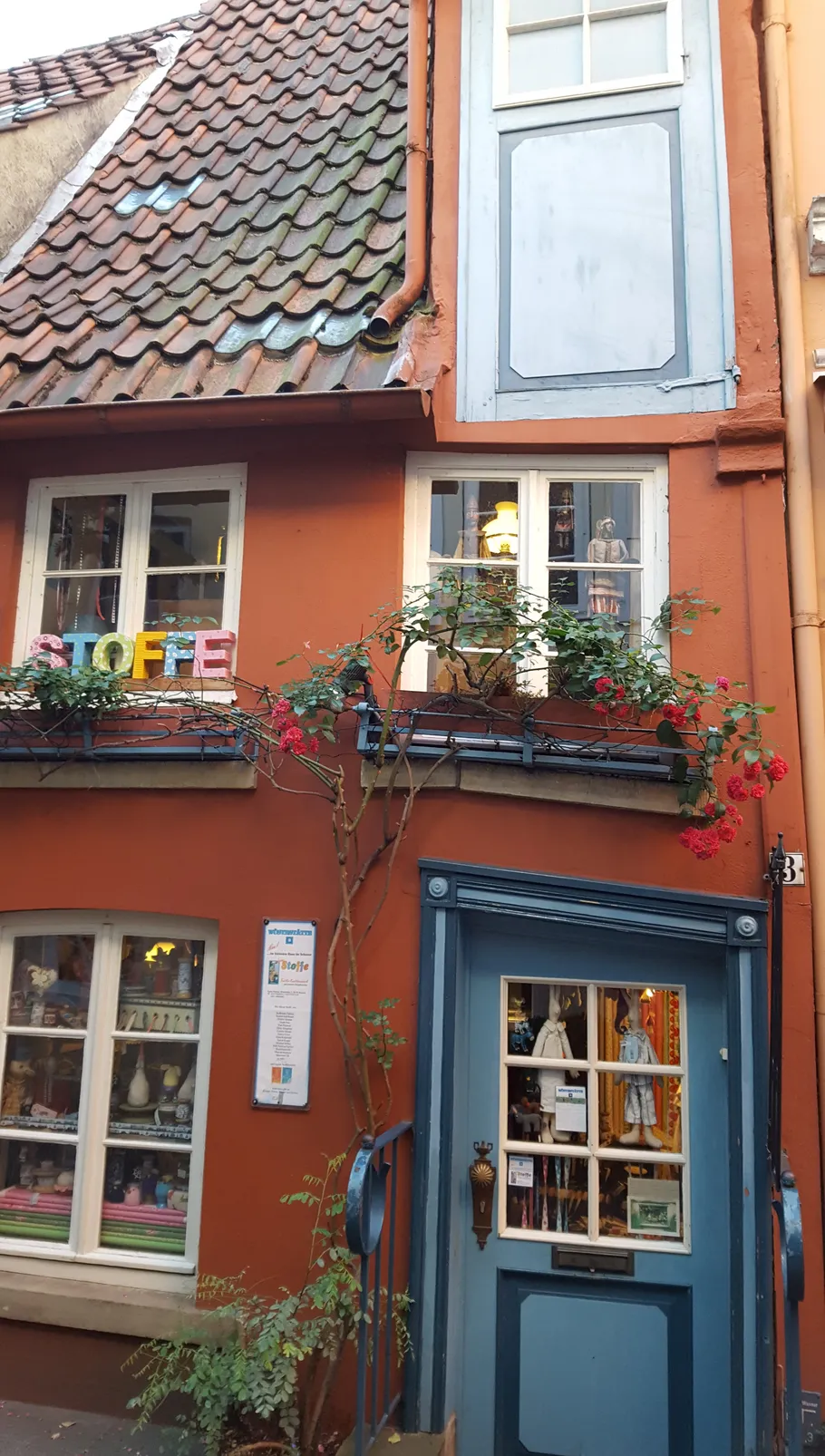 Buntes Haus mit Schaufensterpuppen.