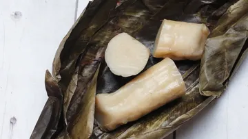 Bambara-Pudding auf Bananenblatt