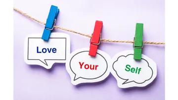 Sprechblasen mit „Love Your Self“ am Seil.