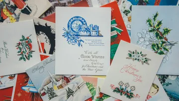 Verschiedene Vintage-Weihnachtskarten mit festlichen Motiven.