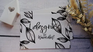Karte mit Blumenmuster und deutschem Text.
