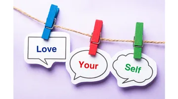 Sprechblasen am Seil sagen „Liebe dich selbst“.
