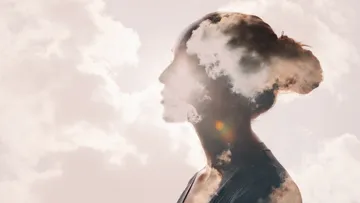Silhouette einer Frau gemischt mit Wolken.