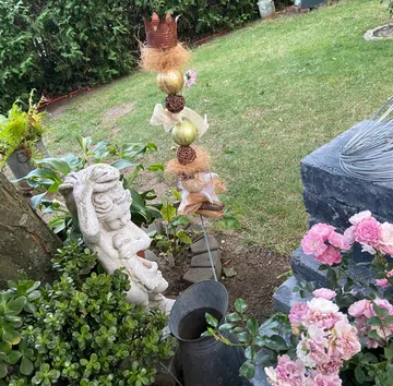 Garten mit Statue und dekorativem Ornament