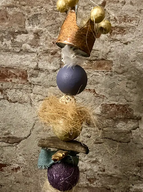 Dekoratives Ornament zum Aufhängen mit Krone und Kugeln.