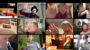Virtuelle Zaubershow mit winkenden Kindern.