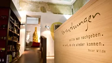 Innenausstattung des Weinladens mit Oscar Wilde-Zitat.