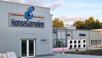 Building with 'HanseGarnelen' and 'Hofladen' signs.