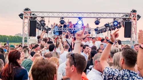 Bühne auf einem Boot