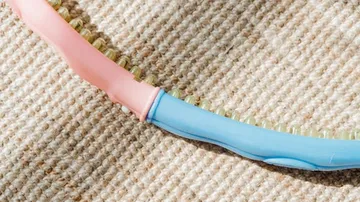 Rosafarbener und blauer Hula Hoop auf Teppich.