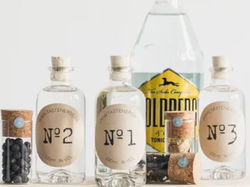 Drei Flaschen mit Nummern stehen vor Tonic Water.