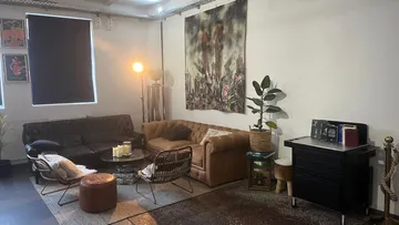 Gemütliches Wohnzimmer mit Sofas, Stühlen und Dekor.