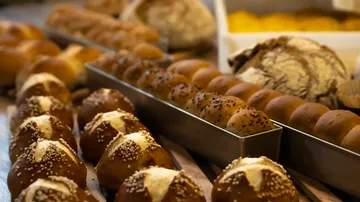 Verschiedene frische Brotsorten sind in der Bäckerei ausgestellt.