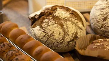 Frisches rustikales Brot auf einer Holztheke