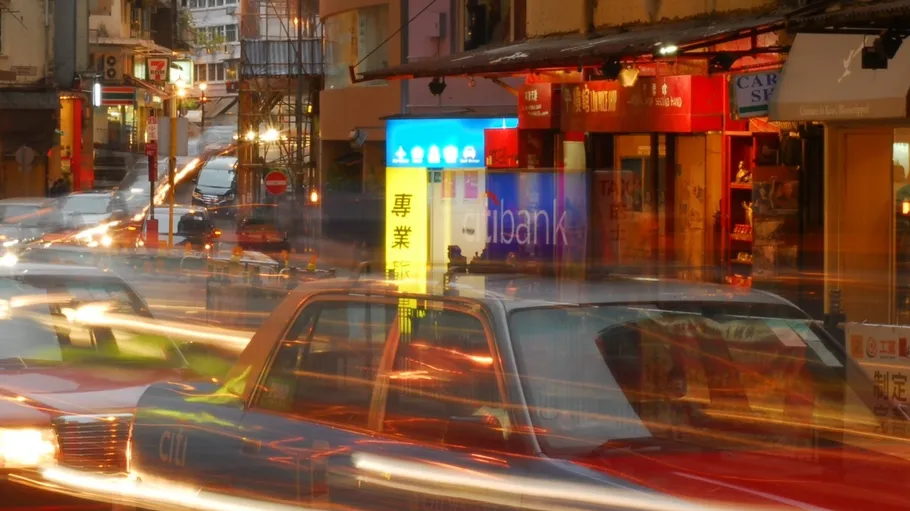 Straßenszene mit Taxis und Lichtwegen.