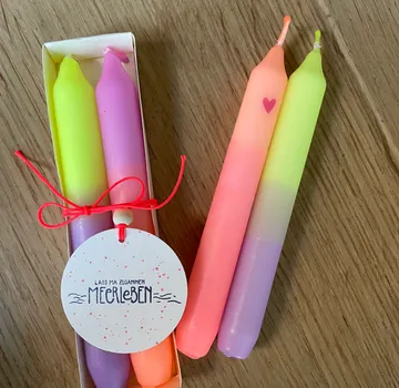 Bunte Gradientenkerzen mit Herzmuster, Holzoberfläche.
