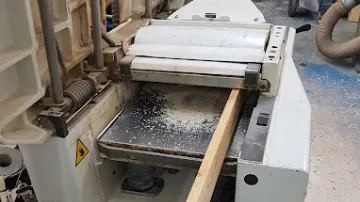 Holzbrett in einer industriellen Hobelmaschine.