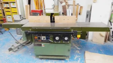 Industrielle Holzbearbeitungsmaschine in einer Werkstattumgebung.