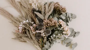 Getrockneter Blumenstrauß mit gemischten Texturen.