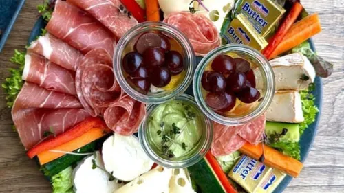 Wurstbrett mit Fleisch, Käse und Dips.