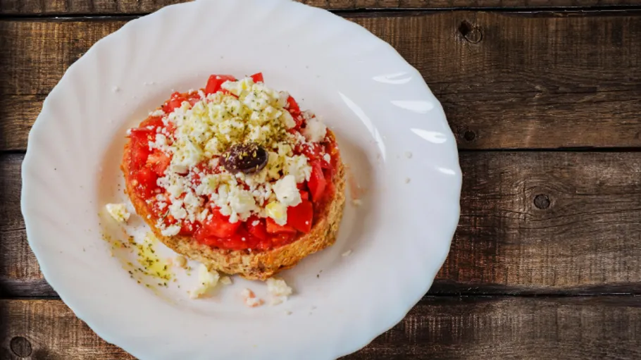 Rustikales Brot mit Tomaten und Käse auf dem Teller.