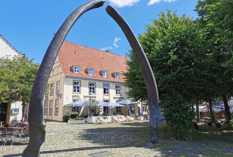Walknochenbogen vor dem Hotelgebäude.