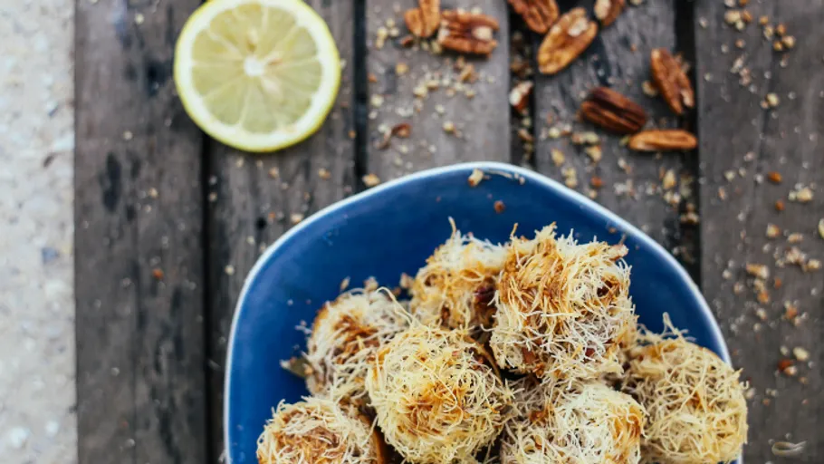 Teller mit Desserts aus zerkleinertem Gebäck auf Holz.