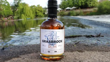 Rumflasche am Seeufer im Freien.