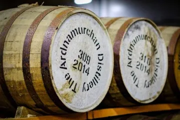 Fässer mit der Aufschrift „Ardnamurchan Distillery 2014“ sind gestapelt.