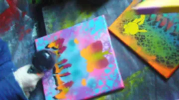Sprühbemaltes Kunstwerk mit lebendigen Farben.