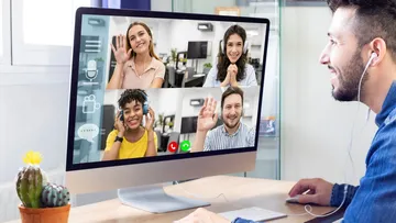 Person im Videoanruf mit vier Personen auf dem Bildschirm.