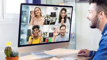 Persönliche Videokonferenz mit vier Kollegen aus der Ferne.