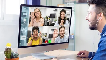 Videokonferenz für Personen mit vier Kollegen.
