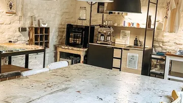 Rustikale Café-Einrichtung mit Kaffeemaschine.