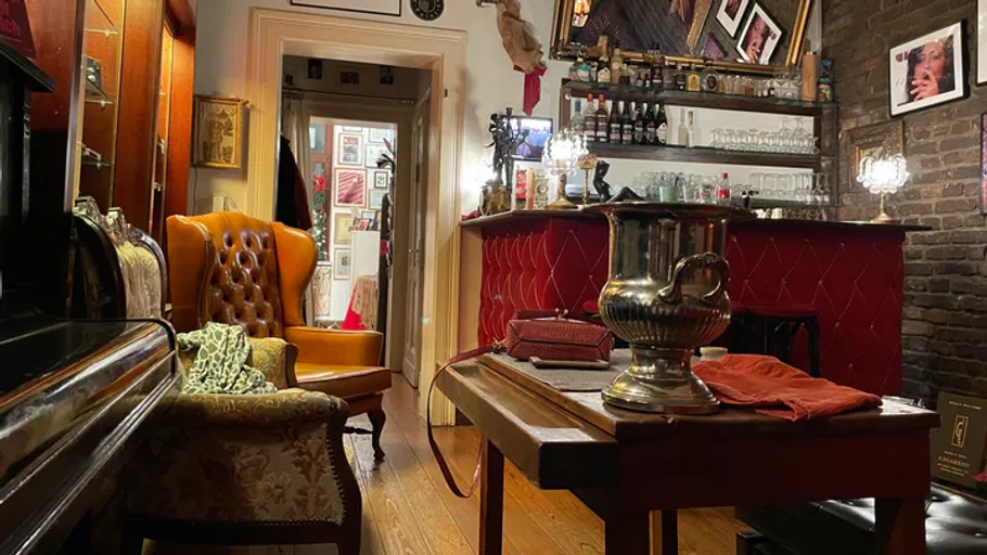 Gemütliches Wohnzimmer mit Bar und Stuhl.
