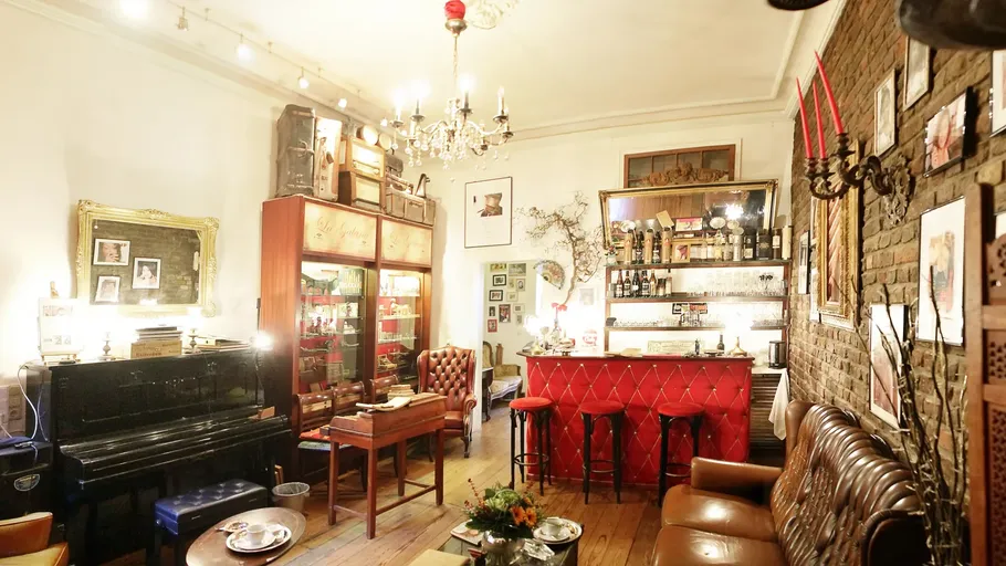 Gemütliches Vintage-Wohnzimmer mit Klavier und Bar.