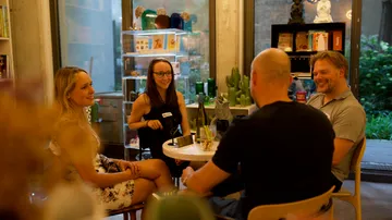 Vier Personen unterhalten sich gerne in einem Café.