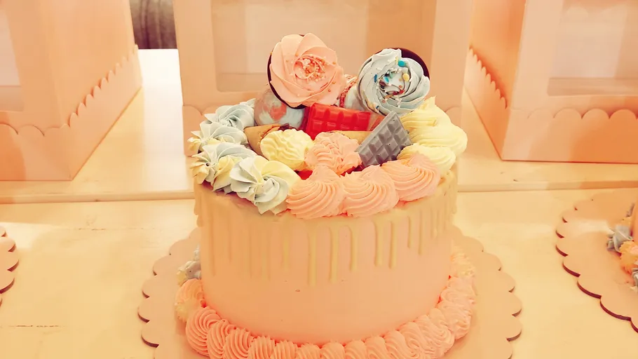 Dekorativer Kuchen mit bunten Glasurblumen.