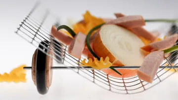 Zwiebel und Schinken auf Kuchengitter mit Nudeln.